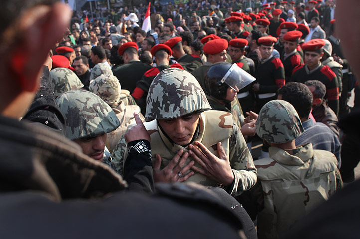 Egypt aftermath: Egyptian soldiers listen to protesters complaints