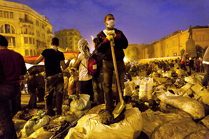 Egypt aftermath: Egyptians gather together to clean up Tahrir Square