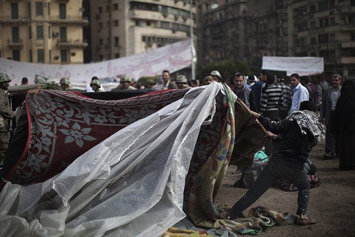 Egypt aftermath: Egyptian army soldiers clears the road leading to Tahrir Square