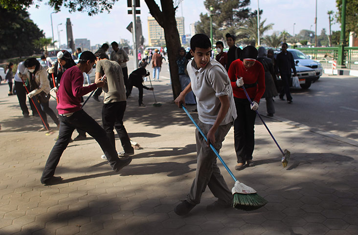 Egypt update: Volunteers sweep up in Tahrir Square