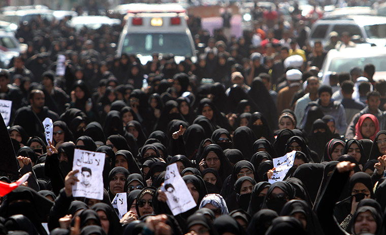 middle east unrest: Thousands of Bahraini Shiite anti-government protesters
