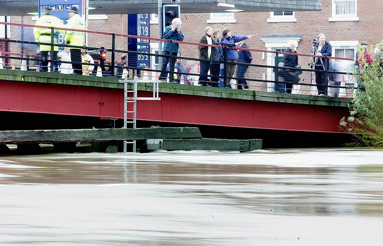 Floods 2000: Local residents keep watch  09 November 2000 from t