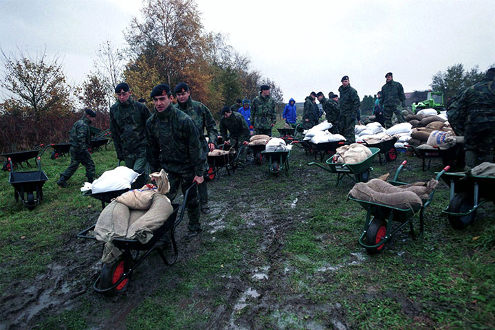 Floods 2000: STORMS / FLODDING BRITAIN 