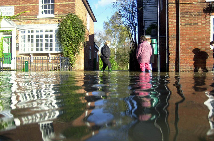 Floods 2000: Flooding In Yalding Kent This Morning. (31/10/2000)