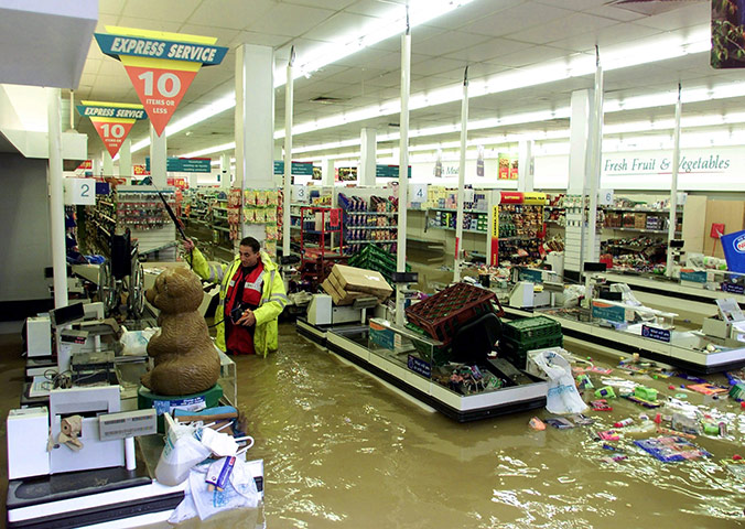 Floods 2000: GAS INSPECTOR CHECKS  A FLOODED SUPERMARKET IN SUSSEX