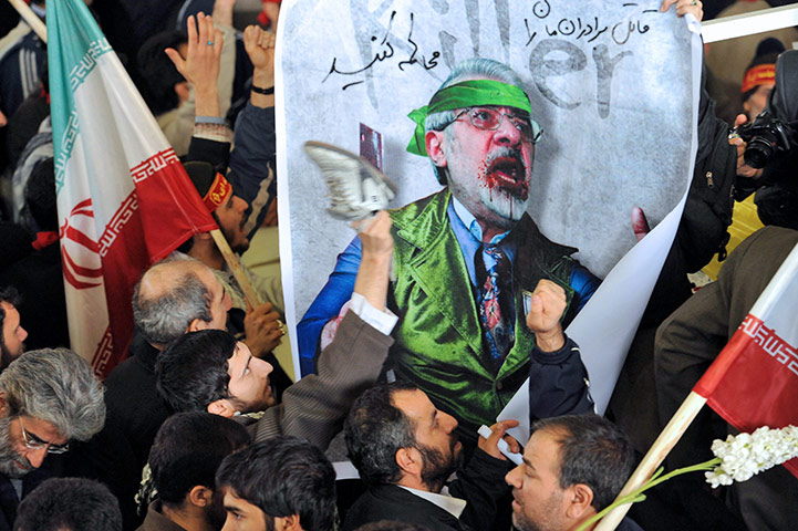 Protests spread: Tehran, Iran: Government supporters hit an image of opposition leader 