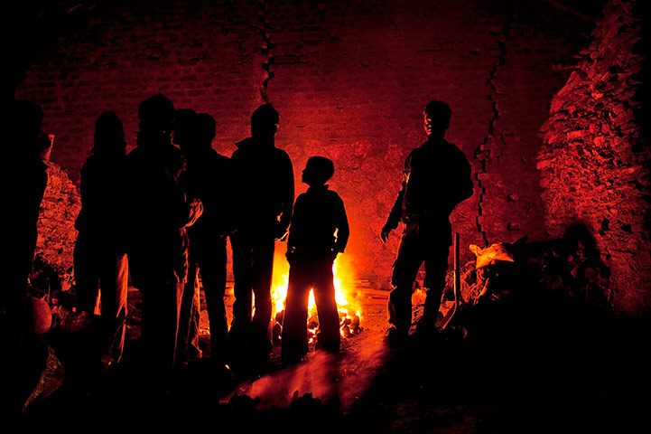 Kevin Frayer coal mine: Coal scavengers in Bokapahari, India