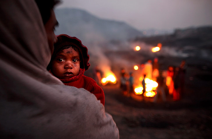 Kevin Frayer coal mine: Coal scavengers in Bokapahari, India