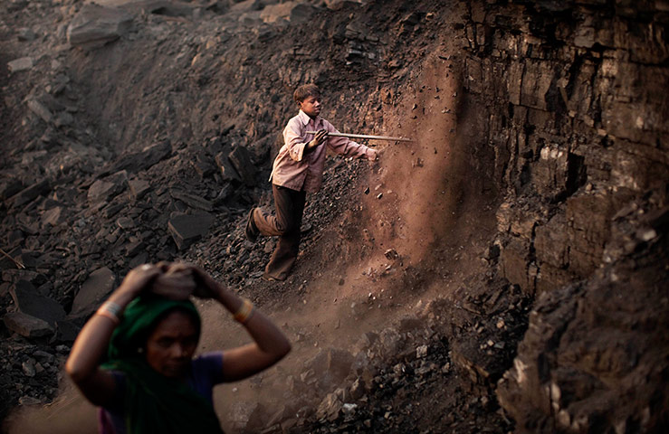 Kevin Frayer coal mine: Coal scavengers in Bokapahari, India