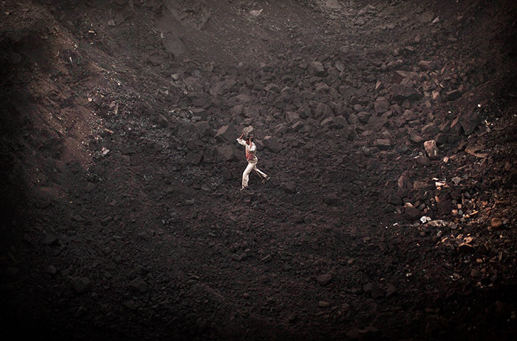 Kevin Frayer coal mine: Coal scavengers in Bokapahari, India