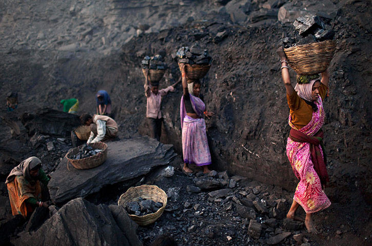Kevin Frayer coal mine: Coal scavengers in Bokapahari, India