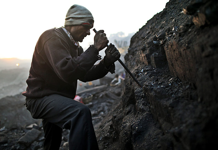 Kevin Frayer coal mine: Coal scavengers in Bokapahari, India