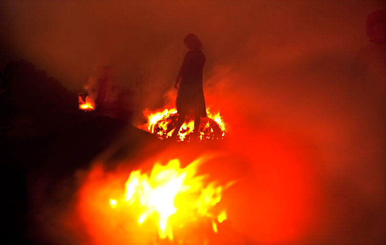 Kevin Frayer coal mine: Coal scavengers in Bokapahari, India
