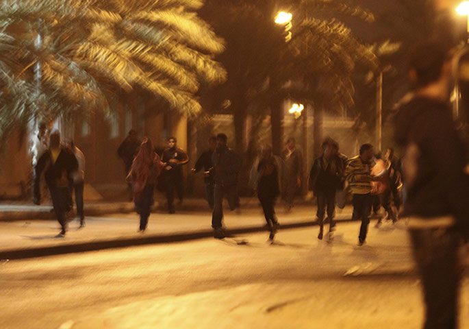bahrain: Anti-government demonstrators run away from police
