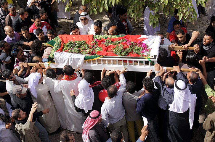 Bahrain Funeral : Bahraini mourners march during the funeral procession