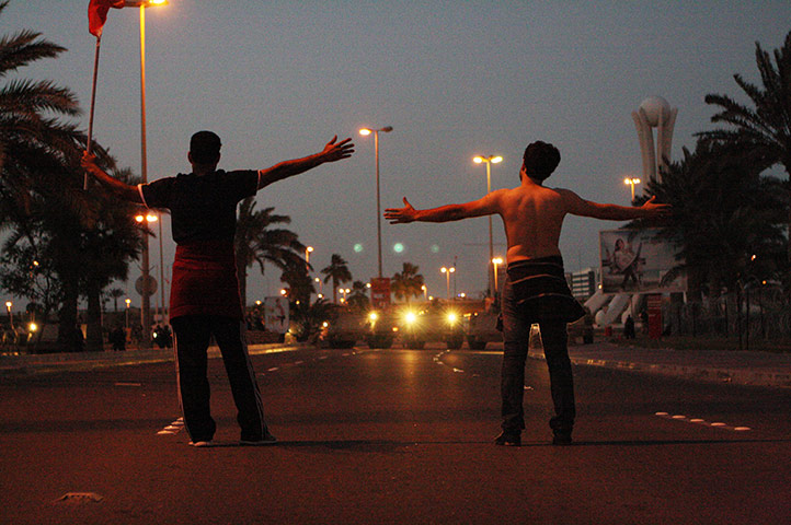bahrain : Anti-government protesters face off against the Bahraini arm