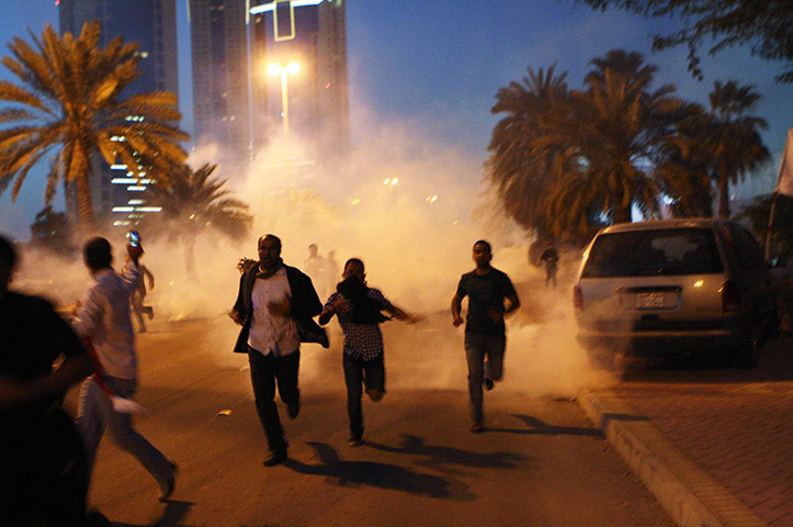 bahrain : Protesters run from in Bahrain