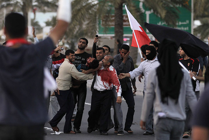 bahrain : a protester is shot in manama