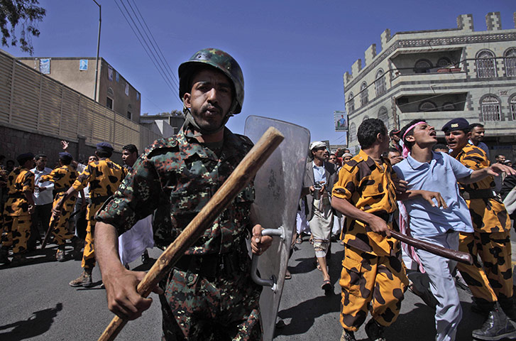 24 Hours In Pix: Yemeni riot police