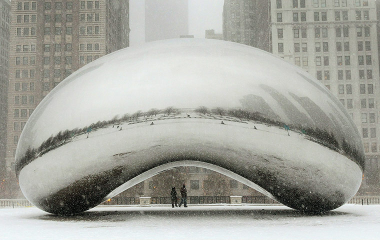 US White Out: Snow falls on the Cloud Gate sculpture