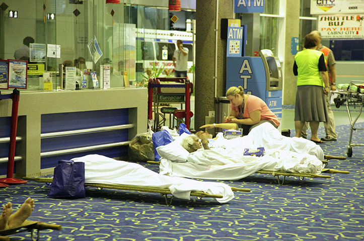 Cyclone Yasi preparations: Medical personal evacuate high care patients from Cairns Base Hospital