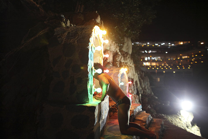 FTA Alexandre Meneghini: Cliff diver Giovani Vargas prays to an image of the Virgin of Guadalupe