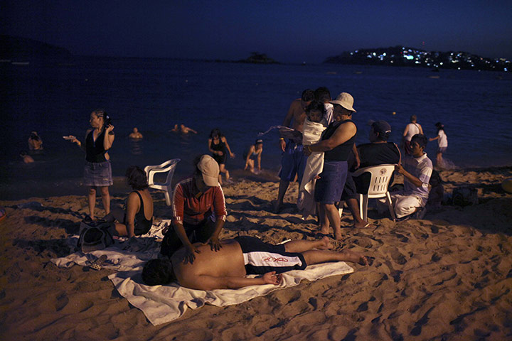 FTA Alexandre Meneghini: Tourists spend the evening on Papagayo beach in Acapulco