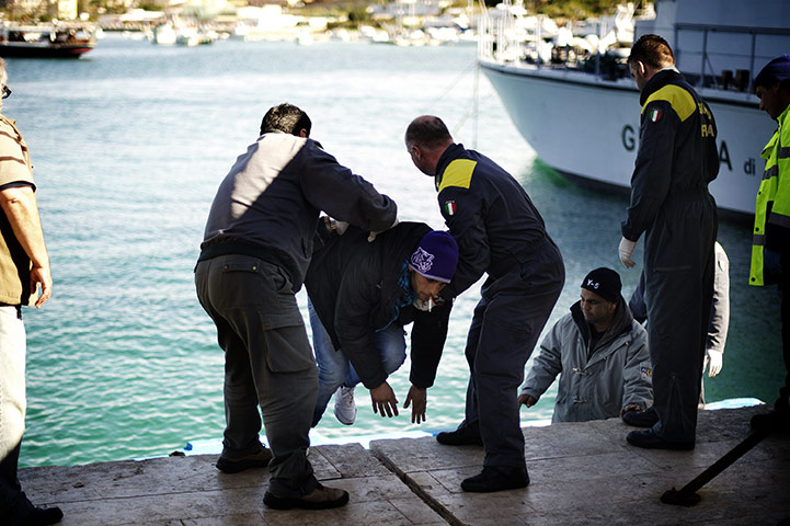 24 hours: Italian coast guards help an immigrant o