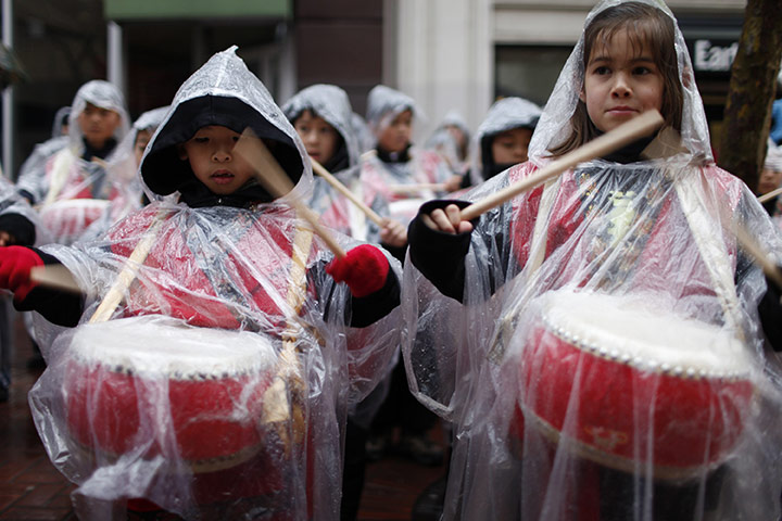 24 hours: San Francisco, California, USA: Drummers wearing plastic ponchos