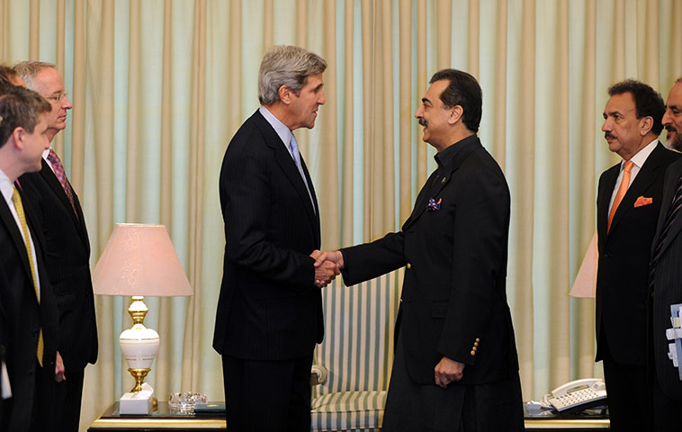 raymond davis: US senator John Kerry visits Pakistan