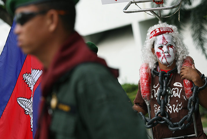 24 hours: Bangkok, Thailand: A Red Shirt anti-government protester wearing chains