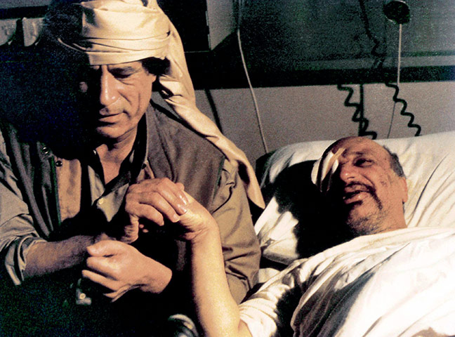 Muammar Gaddafi : 1992: Gaddafi visits Yasser Arafat in hospital