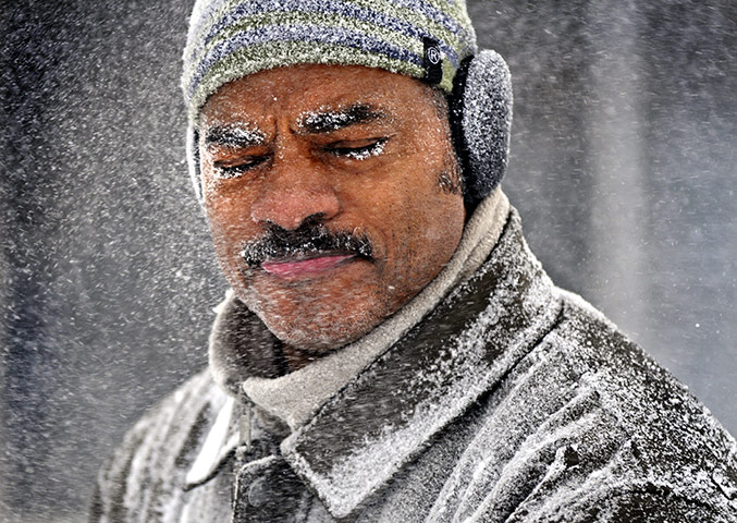 24 hours in pictures: heavy snowfall  in Minneapolis, USA
