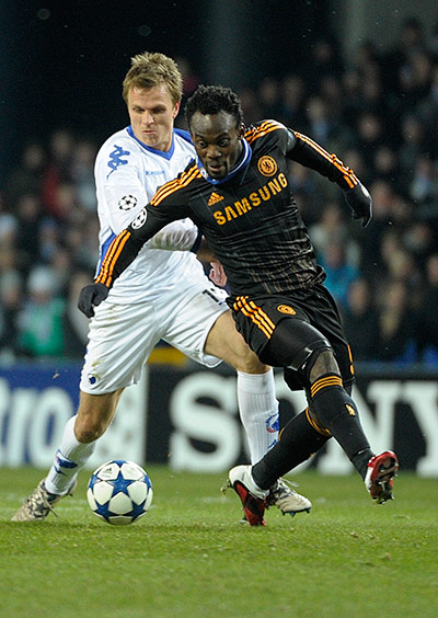 Champions League: Michael Essien of Chelsea (R) vies with