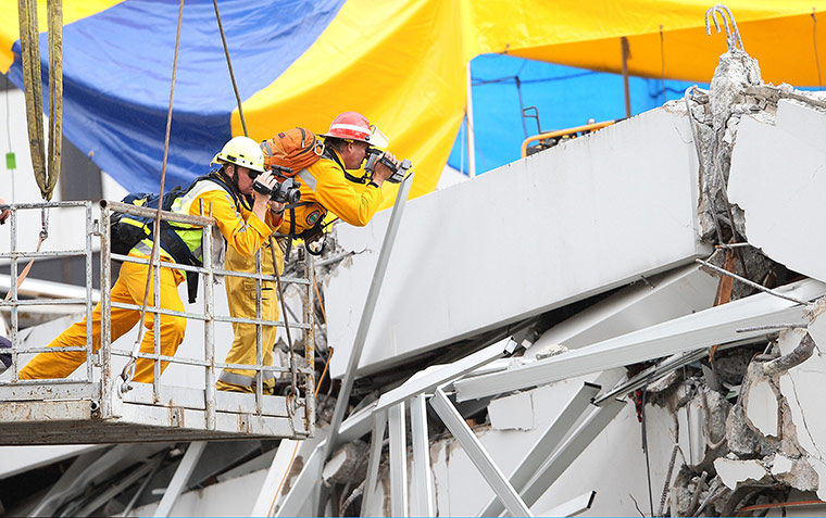 New Zealand aftermath: Rescue workers survey building with trapped people, Christchurch