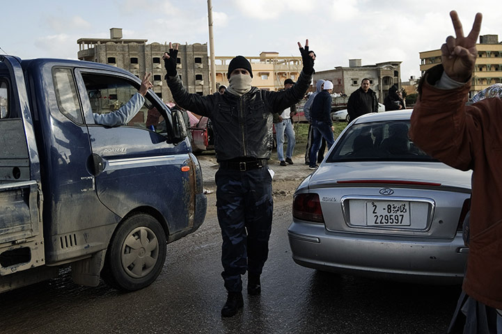 Libya 25: Libyans flash the 