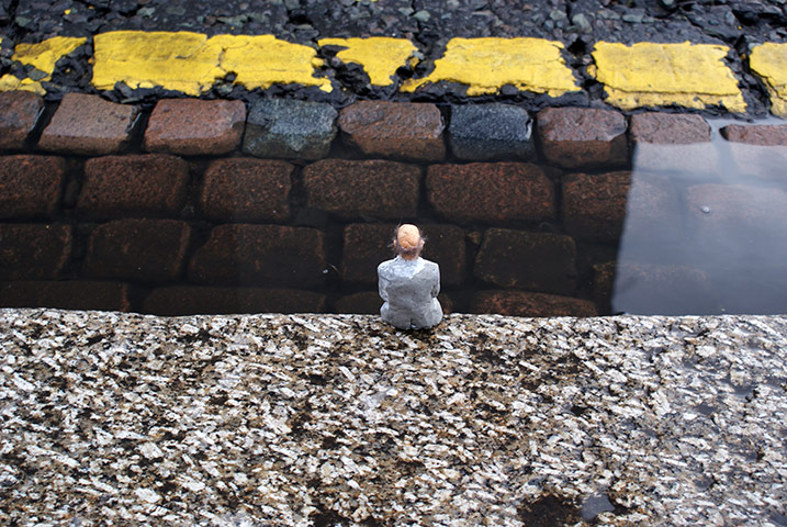 miniature sculpture: Isaac Cordal’s Respecting the Yellow Line