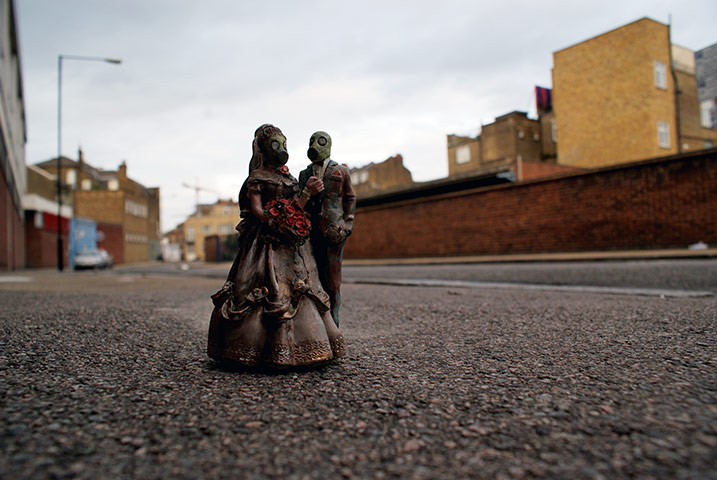 miniature sculpture: Isaac Cordal’s Lovers, in Hackney