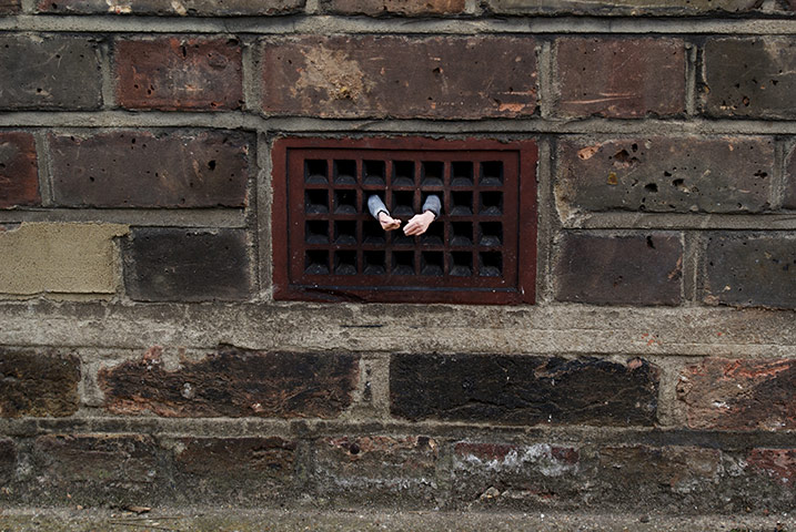 miniature sculpture: The tenant by Isaac Cordal