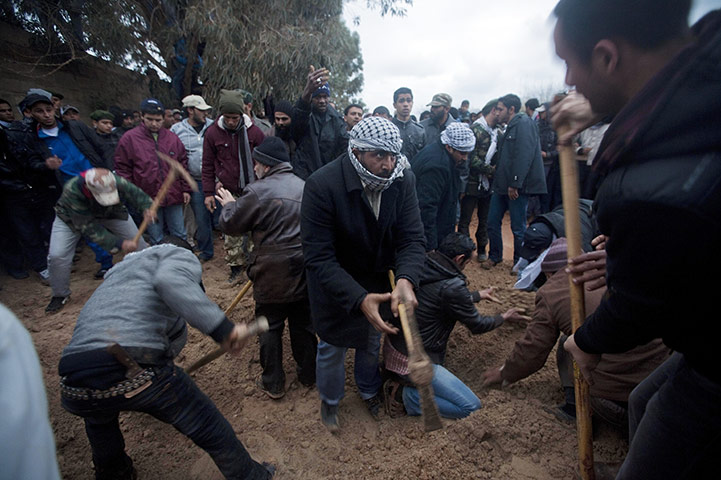 People flee Libya: Protests continue against Gaddafi