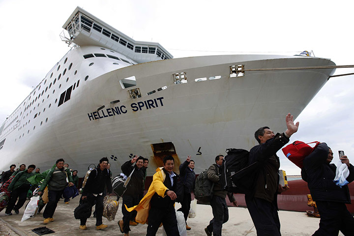 People flee Libya: Protests continue against Gaddafi