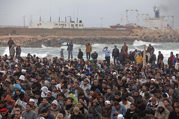People flee Libya: Protests continue against Gaddafi