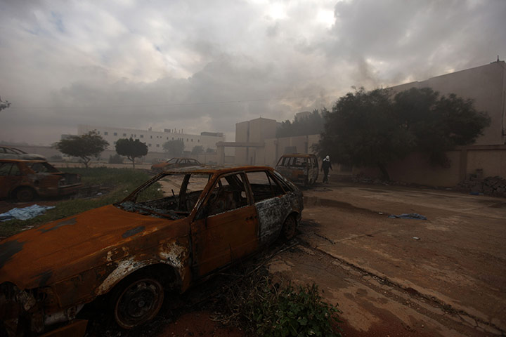 People flee Libya: Protests continue against Gaddafi