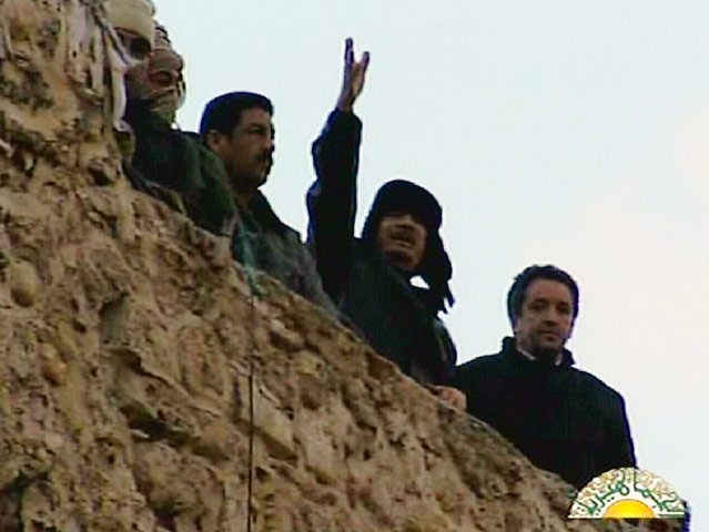 People flee Libya: Protests continue against Gaddafi