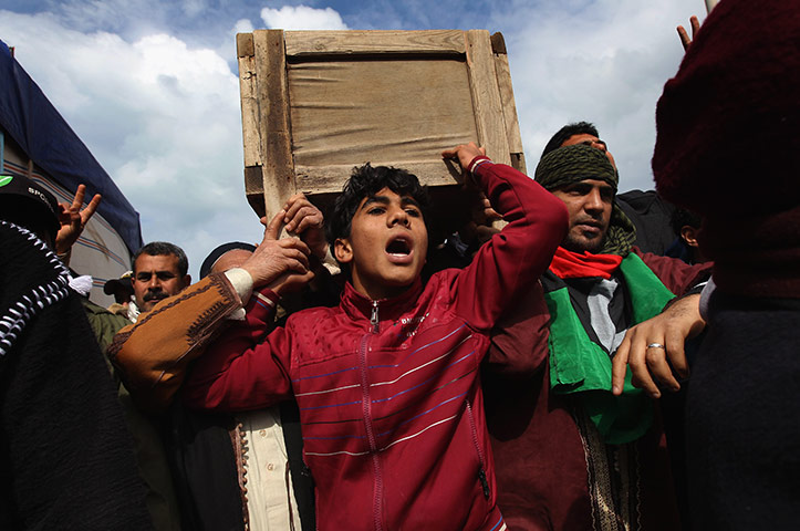 People flee Libya: Protests continue against Gaddafi