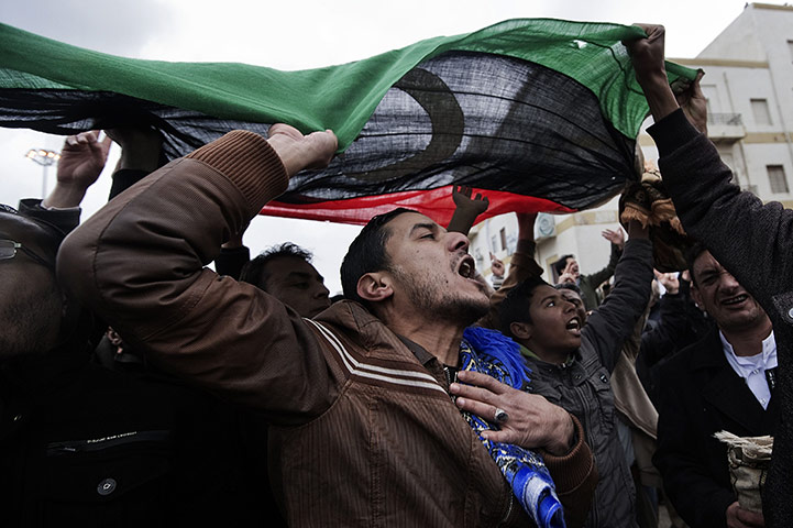 People flee Libya: Protests continue against Gaddafi