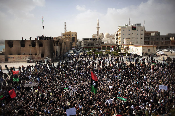 People flee Libya: Protests continue against Gaddafi