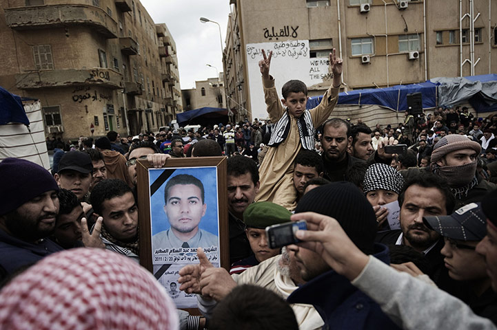 People flee Libya: Protests continue against Gaddafi