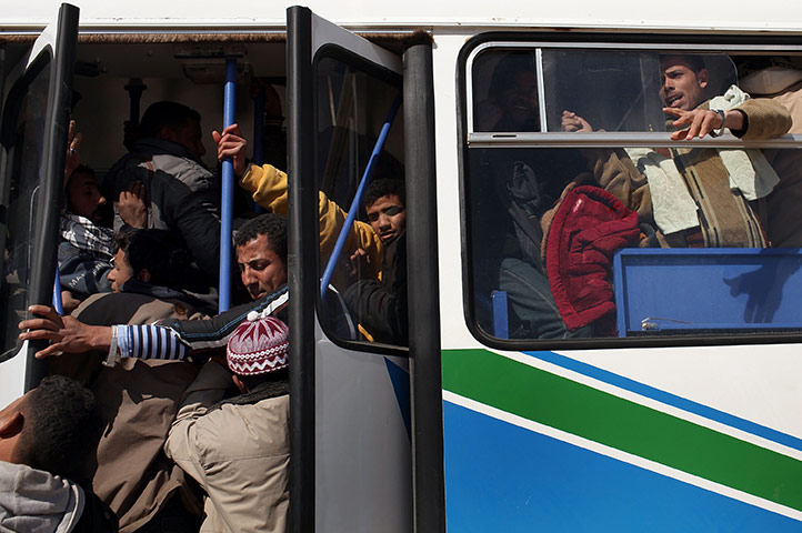 24 hours in pictures: refugees flee libya into tunisia