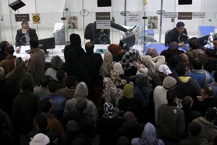 Libya: People queue to withdraw cash from a bank in Benghazi 